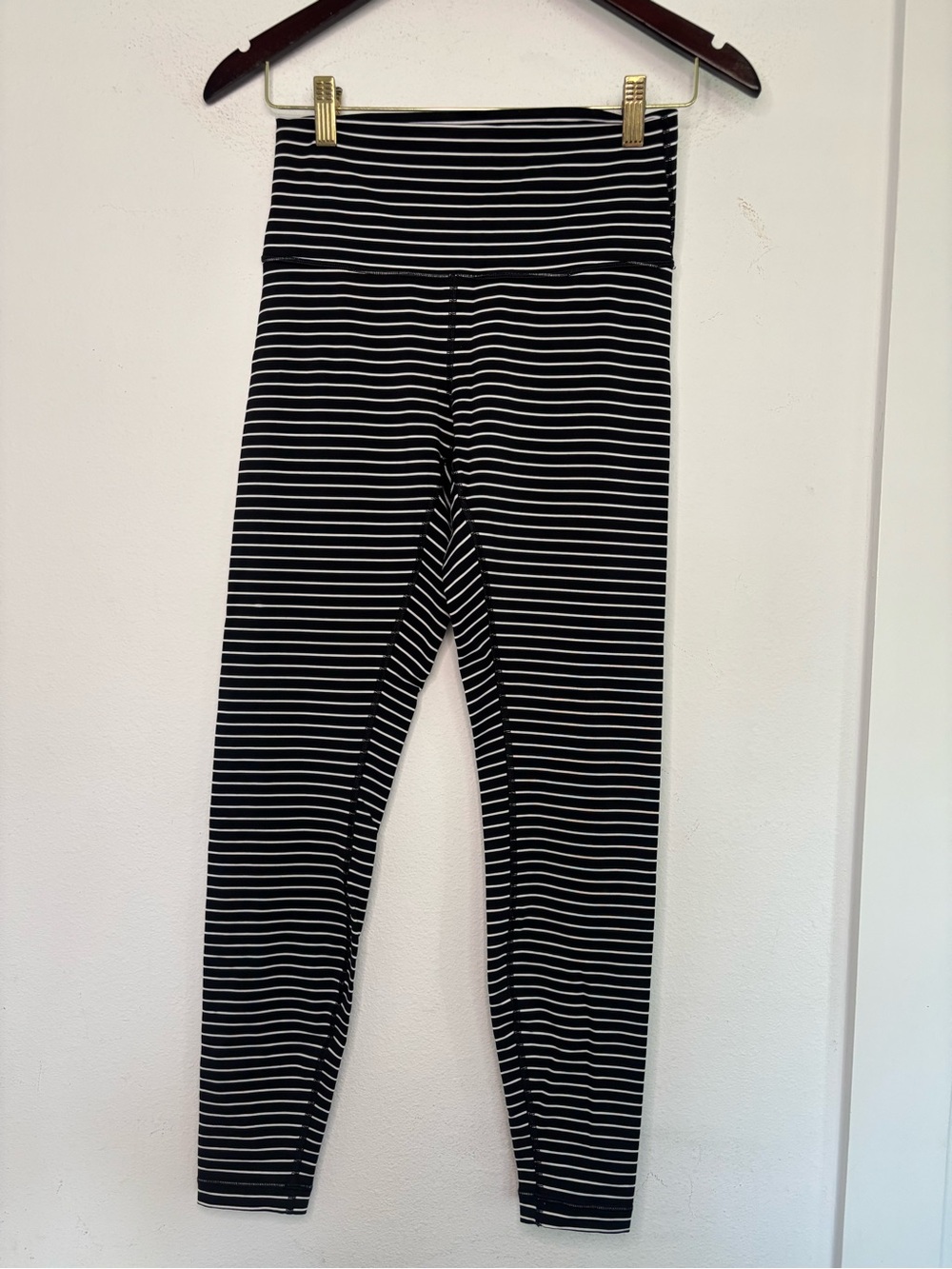 LULULEMON BLACK & WHITE STRIPED CLASSIC FULL LENGTH LEGGINGS SZ 8